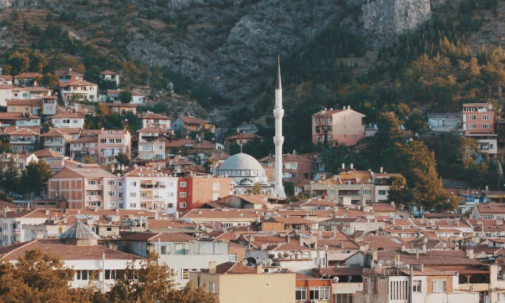 Δυτική Όχθη: Ισραηλινοί έποικοι έβαλαν φωτιά σε τέμενος